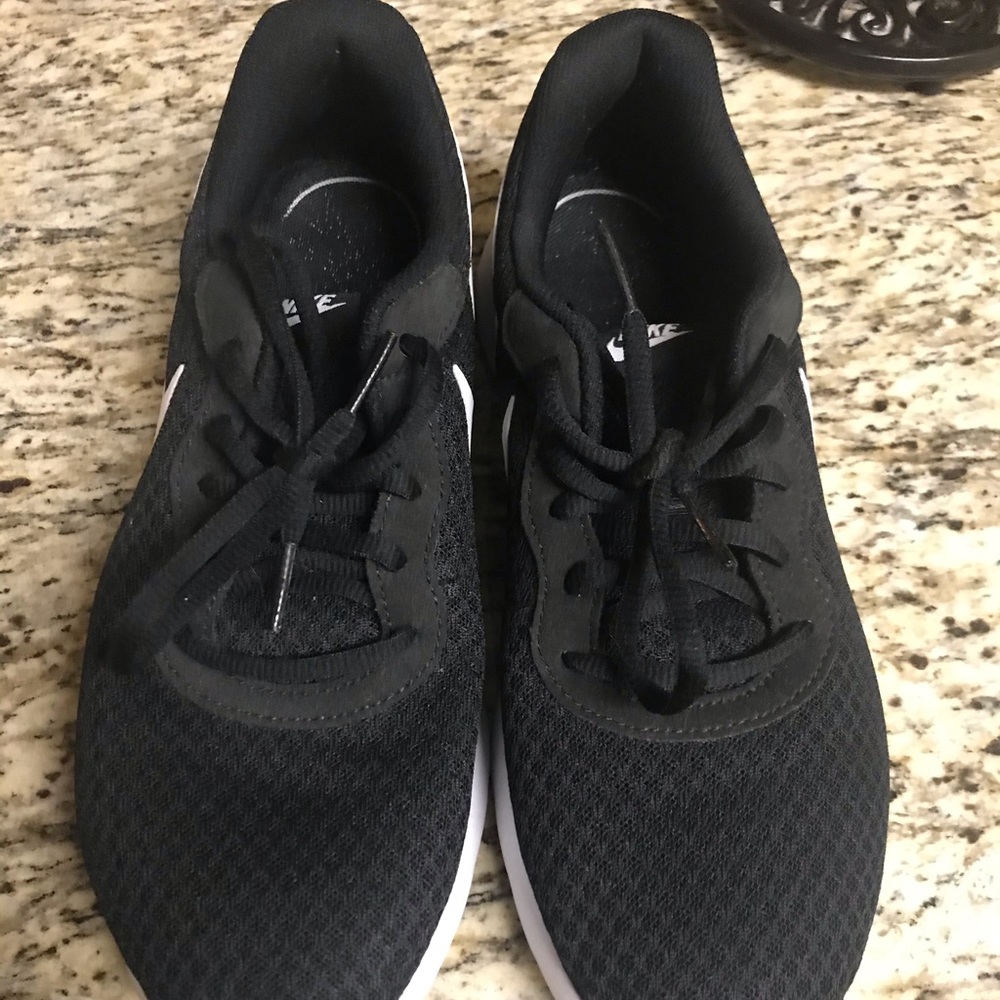 black nike shoes. excellent condition.